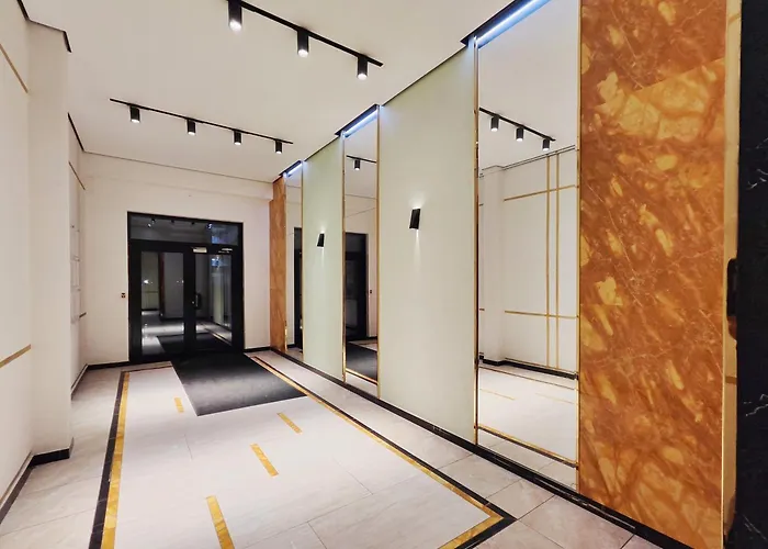 Eastern Style Apartment In Golden Square!