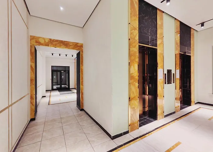 Eastern Style Apartment In Golden Square!