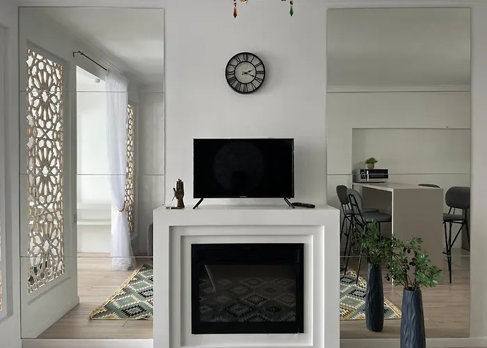 Eastern Style Apartment In Golden Square!