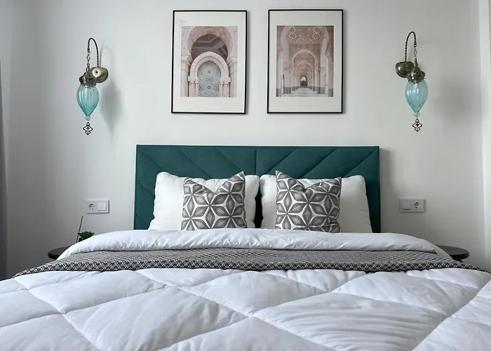 Eastern Style Apartment In Golden Square!