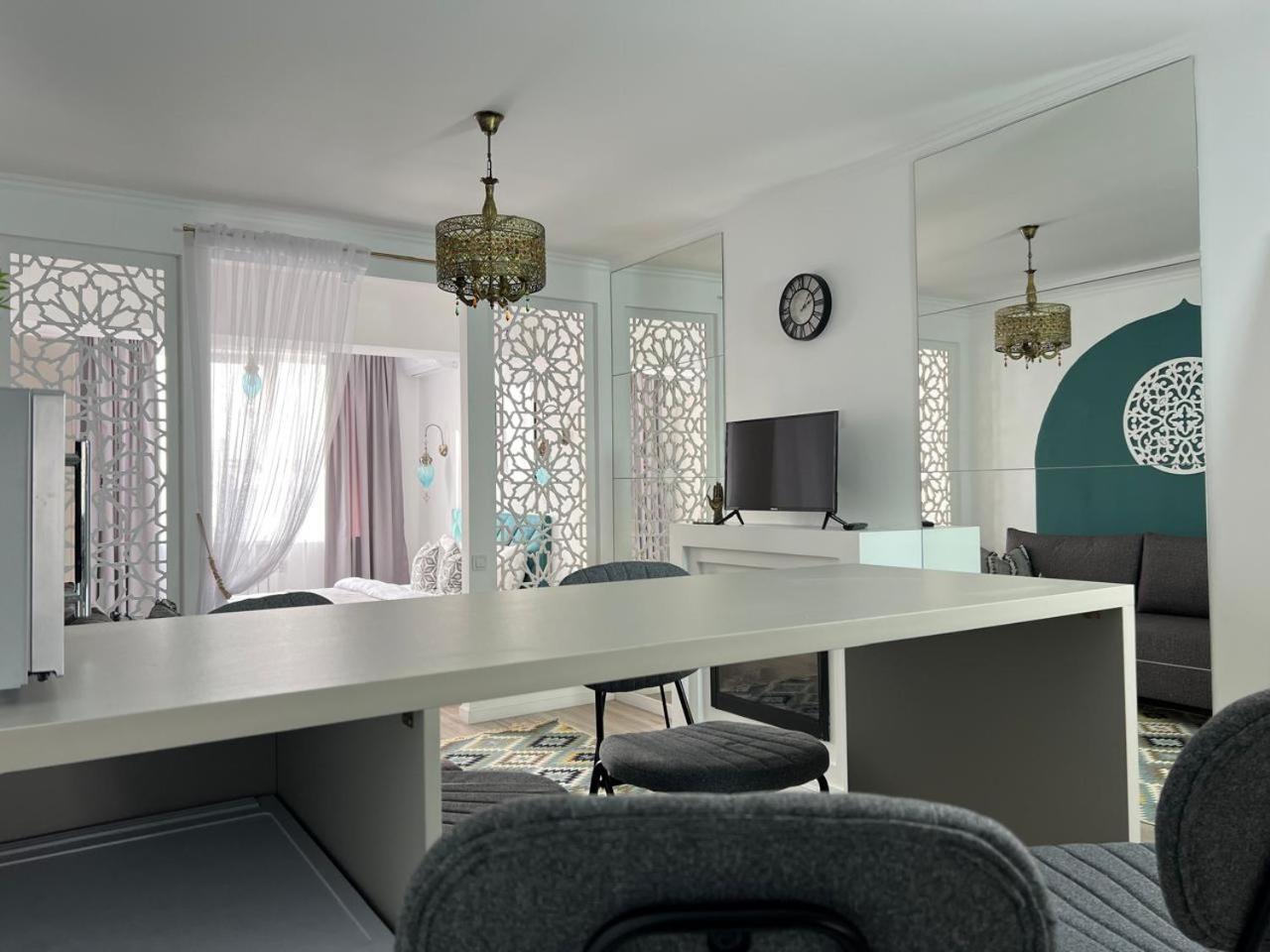 Eastern Style In Golden Square! Apartment *